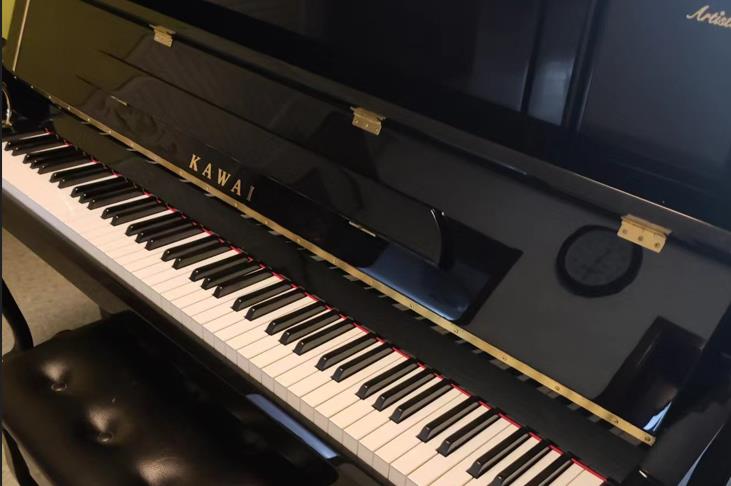 今天收到一台卡哇伊钢琴，型号为卡哇伊KU-A2